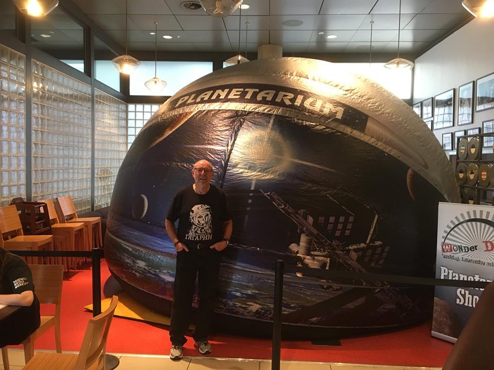 Inflatable planetarium show